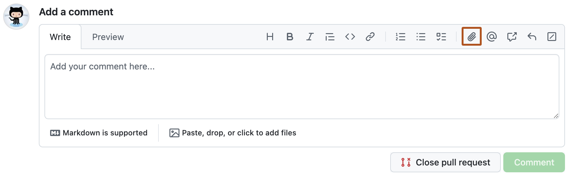 Captura de tela da caixa de comentário da pull request. O ícone "Anexar arquivos" é contornado em laranja.